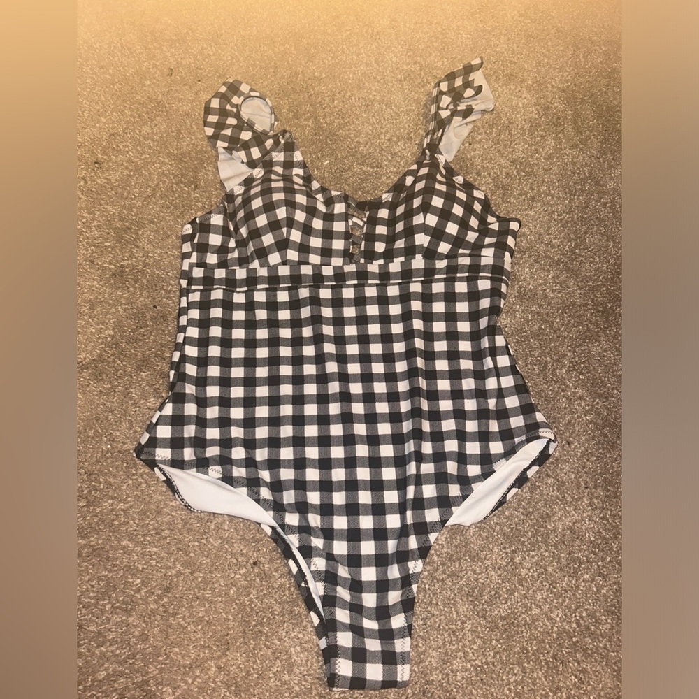 CUPSHE Black and White bathing suit